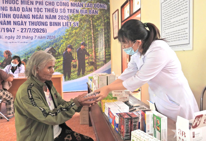 Cán bộ Bệnh xá Quân dân y Đoàn Kinh tế - Quốc phòng 732 cấp thuốc miễn phí và hướng dẫn người dân sử dụng thuốc đúng liều lượng, bảo đảm an toàn và hiệu quả.