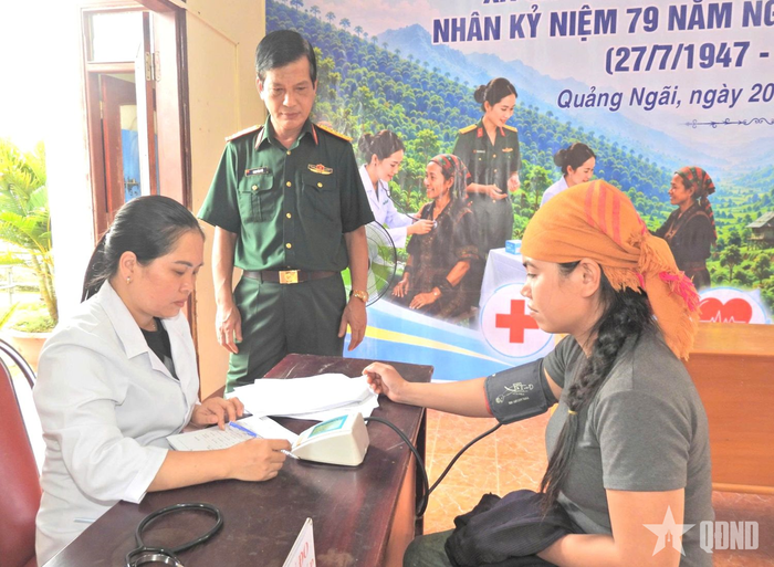  Đại tá Phan Văn Phú, Bí thư Đảng ủy, Phó đoàn trưởng Đoàn Kinh tế - Quốc phòng 732 động viên người dân trong quá trình khám sức khỏe. 