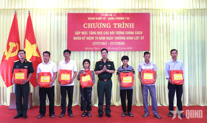  Chỉ huy Đoàn Kinh tế - Quốc phòng 732 trao quà, động viên các đối tượng chính sách, thân nhân thương binh, bệnh binh và công nhân bị tai nạn lao động. 
