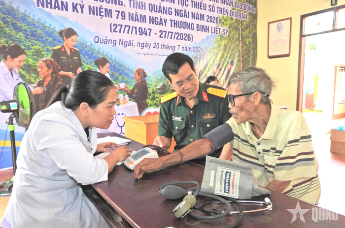  Cán bộ Bệnh xá Quân dân y Đoàn Kinh tế - Quốc phòng 732 kiểm tra huyết áp cho người dân xã Sa Loong. 
