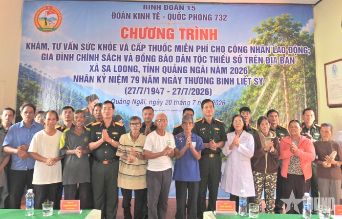  Cán bộ, nhân viên Đoàn Kinh tế - Quốc phòng 732 cùng các đối tượng chính sách và nhân dân xã Sa Loong tại chương trình. 