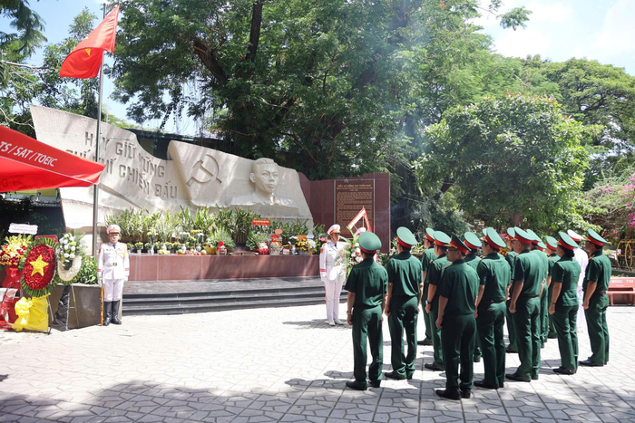 Đoàn công tác của Tổng cục Công nghiệp Quốc phòng dâng hoa tưởng niệm Tổng Bí thư Trần Phú.