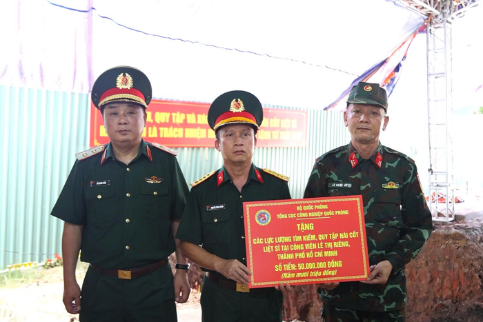 Trung tướng Hồ Quang Tuấn, Chủ nhiệm Tổng cục Công nghiệp Quốc phòng (ngoài cùng bên trái) trao 50 triệu đồng của Tổng cục Công nghiệp Quốc phòng hỗ trợ lực lượng tìm kiếm, quy tập hài cốt liệt sĩ tại Công viên Lê Thị Riêng.