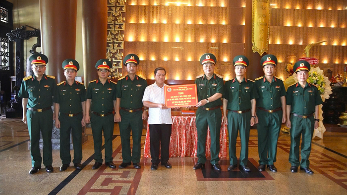 Đoàn công tác trao 20 triệu đồng tặng Ban Quản lý Khu di tích lịch sử Đền tưởng niệm liệt sĩ Bến Dược.