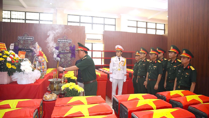 Đoàn công tác dâng hoa, dâng hương tưởng niệm các anh hùng liệt sĩ tại Công viên Lê Thị Riêng.