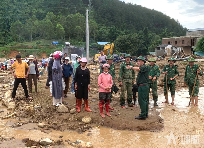 Đại tá Trương Minh Đức, Chỉ huy trưởng Ban chỉ huy Bộ đội Biên phòng tỉnh Lai Châu đến hiện trường lũ quét thăm hỏi, động viên người dân và lực lượng làm nhiệm vụ tại xã Mường Than.