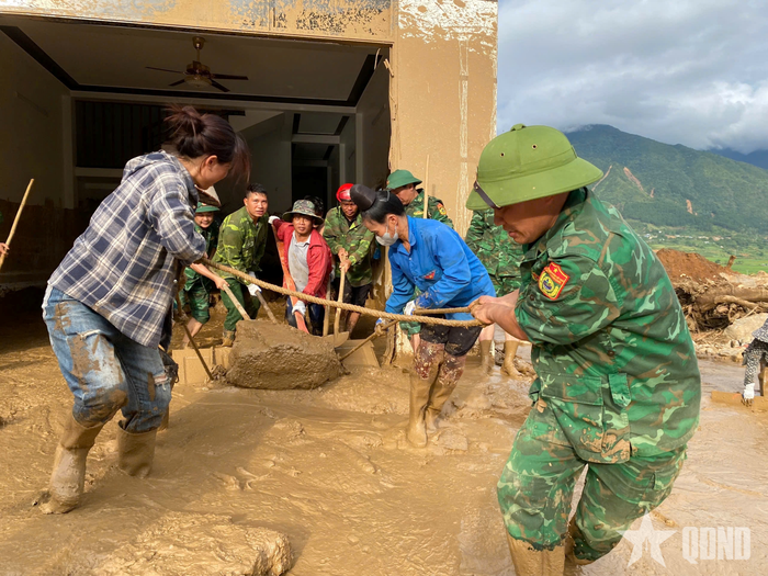Các lực lượng nỗ lực giúp người dân trở lại cuộc sống hằng ngày trong thời gian sớm nhất.