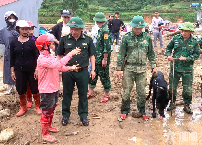Người dân kể lại giây phút nước lũ tràn về.