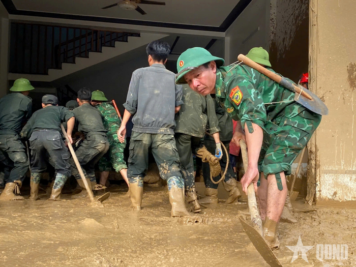 Những vật dụng như cuốc chim, xẻng, dây thừng là trang bị không thể thiếu của cán bộ, chiến sĩ.