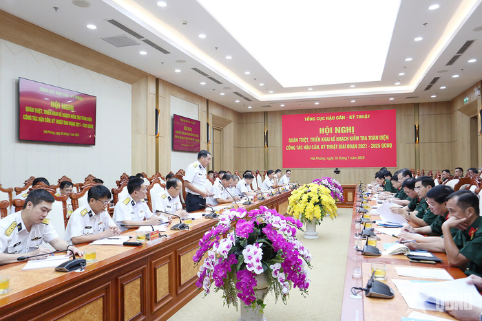 Đại tá Lê Hồng Quang báo cáo kết quả công tác hậu cần, kỹ thuật của Quân chủng Hải quân giai đoạn 2021-2025, phương hướng, nhiệm vụ giai đoạn 2026-2028.
