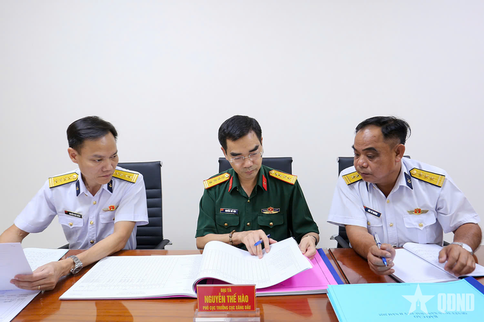 Đại tá Nguyễn Thế Hào, Phó cục trưởng Cục Xăng dầu (Tổng cục HC-KT) (giữa) kiểm tra công tác quản lý xăng dầu của Quân chủng Hải quân.