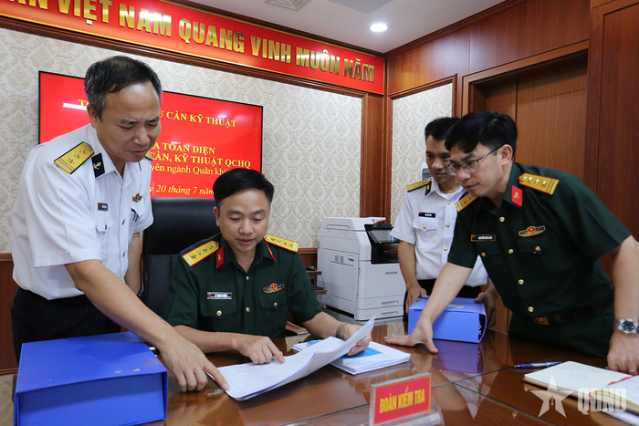 Đại tá Lê Mạnh Cường, Phó cục trưởng Cục Quân khí (Tổng cục HC-KT) (người ngồi) kiểm tra công tác quản lý ngành Quân khí của Quân chủng Hải quân.