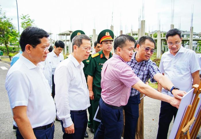Đại diện Chủ đầu tư báo cáo với lãnh đạo TP Đà Nẵng về tình hình triển khai Dự án Khu đô thị sinh thái Golden Hills City sau khi được gỡ vướng.