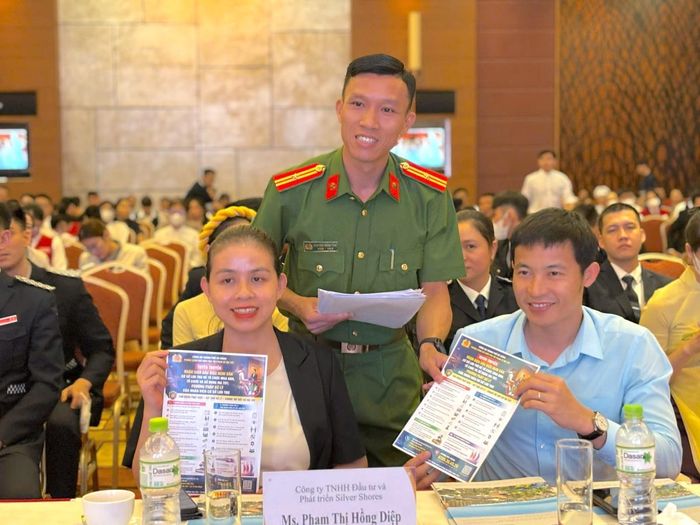 Cán bộ Phòng CSMT phát tờ rơi tuyên truyền, cung cấp các thông tin về dấu hiệu nhận diện tội phạm ma túy.