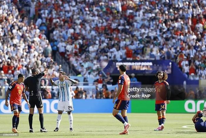 Tấm thẻ đỏ vô duyên của Enzo Fernandez