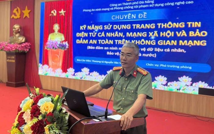 Thượng tá Nguyễn Văn Việt truyền đạt những nội dung quan trọng về an ninh mạng.