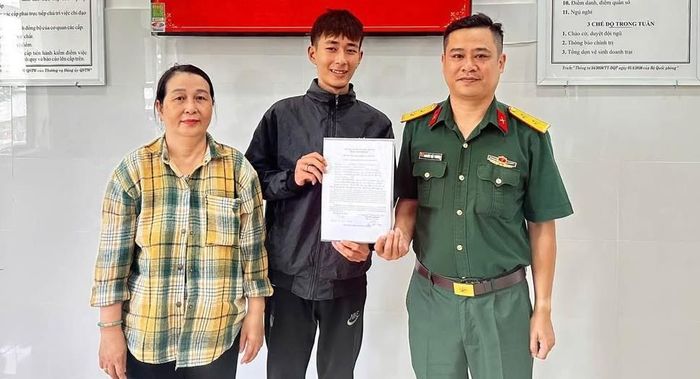 Em Phan Thành Trung cùng người thân tại Cơ quan Quân sự phường An Khê.