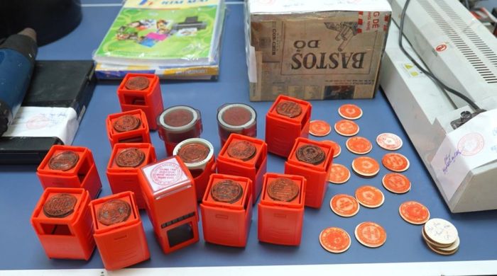 Nguyễn Hữu Chí và Trần Lâm Thanh Phong bị bắt giữ cùng số con dấu giả tang vật.