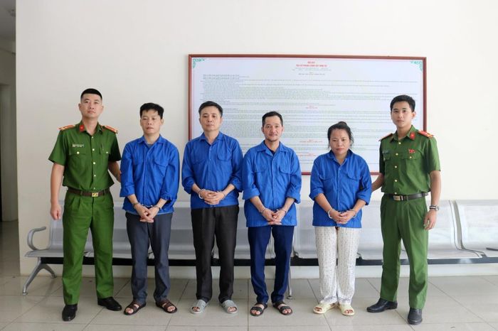 Cơ quan điều tra khởi tố Lê Trung Hiếu (thứ 2, bên trái) và 3 bị can liên quan đến đường dây “lùa gà” đồng tiền số CVX. Ảnh: CATN