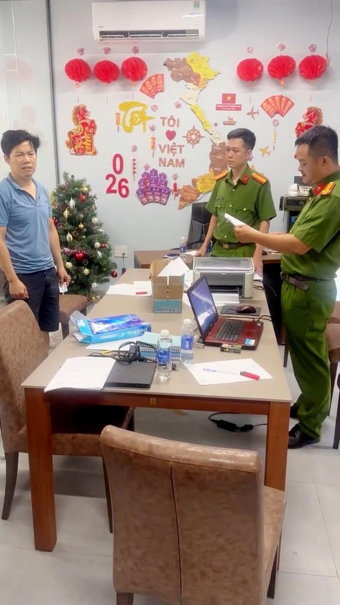 Cơ quan điều tra khám xét trụ sở làm việc của đối tượng Hiếu tại phường Hòa Khánh, Đà Nẵng. Ảnh: CATN