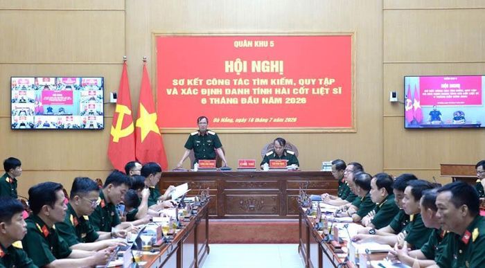 Thiếu tướng Lương Đình Chung – Chính ủy Quân khu 5 phát biểu chỉ đạo hội nghị.
