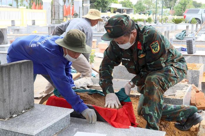 Lấy mẫu sinh phẩm từ hài cốt liệt sĩ tại Nghĩa trang liệt sĩ Nghĩa Kỳ.