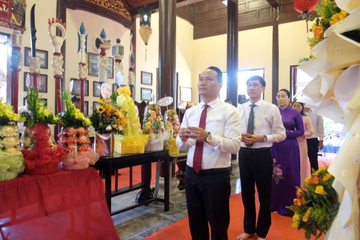Lãnh đạo thành phố dâng hương danh thần Thoại Ngọc Hầu.