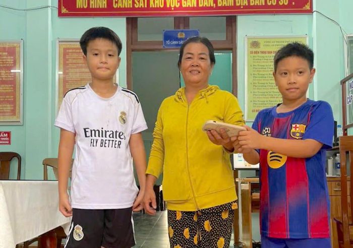 Hai em Tú và Nghĩa trao lại tài sản nhặt được cho chị Tuyền.