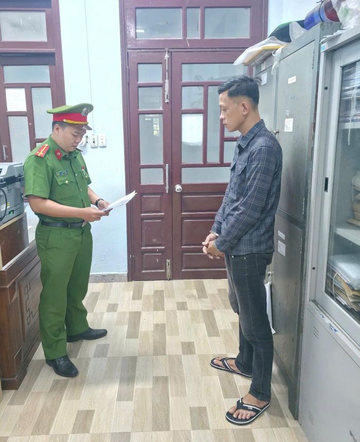 Thực hiện lệnh bắt tạm giam bị can đối với Lê Tấn Hùng.