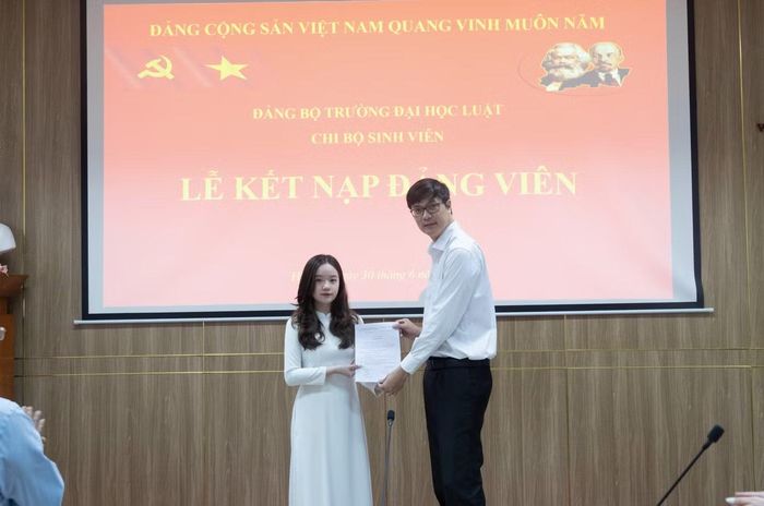 Nguyễn Thị Uyển Trân trong Lễ kết nạp Đảng tại Chi bộ Sinh viên, Đảng bộ trường ĐH Luật (ĐHQG Hà Nội).