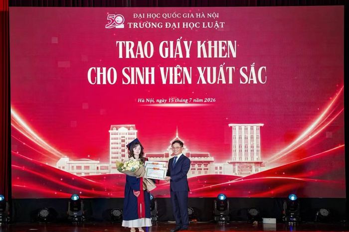 Nguyễn Thị Uyển Trân nhận Giấy khen dành cho sinh viên tốt nghiệp Xuất sắc tại Lễ tốt nghiệp khóa QH-2022 (K67) của trường ĐH Luật (ĐHQG Hà Nội).