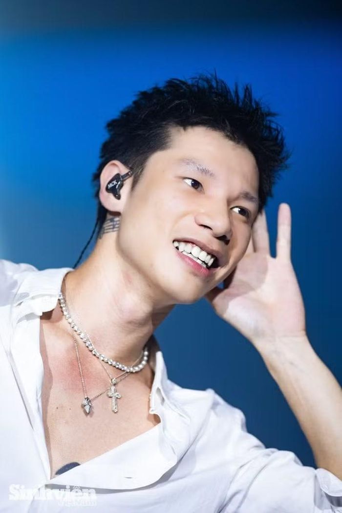 Như nhiều khán giả đã dự đoán từ trước, ngay khi MCK vừa bước ra sân khấu, cả khán đài đã gần như vỡ òa. Hàng ngàn khán giả trẻ có mặt tại sự kiện đã cùng nhau đồng thanh hô to "fanchant": “Anh Long em fan anh em xin kiểu ảnh”. Trước sự nhiệt tình của người hâm mộ, MCK lập tức tương tác lại với khán giả bằng chính câu nói quen thuộc này, tạo nên một khoảnh khắc giao lưu đầy sự kết nối và phấn khích.