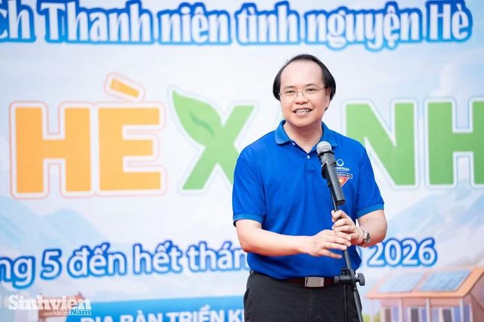 PGS.TS Nguyễn Phú Khánh - Phó Tổng Giám đốc Đại học Phenikaa ghi nhận và biểu dương tinh thần cống hiến của gần 400 sinh viên tham gia trong hơn 18 đội hình tình nguyện tại các mặt trận khác nhau. Lãnh đạo nhà trường đặc biệt đánh giá cao dự án xã hội ý nghĩa của sinh viên Phenikaa trong chiến dịch năm nay.