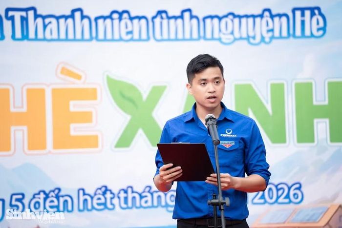 Đại diện Ban Tổ chức, ThS Trần Hữu Trung - Phó Bí thư Đoàn Đại học Phenikaa đã phát biểu nhấn mạnh Chiến dịch Mùa Hè Xanh 2026 diễn ra trong bối cảnh đất nước đẩy mạnh chuyển đổi số, khoa học công nghệ và đổi mới sáng tạo. Hoạt động tình nguyện năm nay đặt yêu cầu cao về tính chuyên nghiệp, không chỉ mang lại sự nhiệt huyết mà còn phải tạo ra các giá trị bền vững cho cộng đồng. Ngay tại buổi lễ, đồng chí đã chính thức tuyên bố bắt đầu Chiến dịch Thanh niên tình nguyện Mùa Hè Xanh năm 2026.