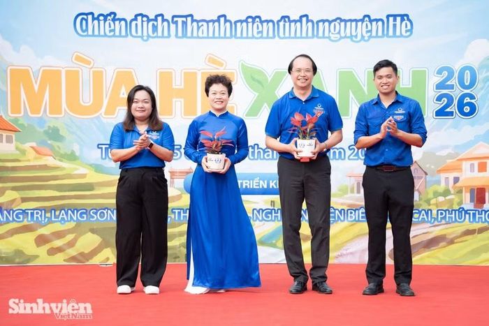 ThS Nguyễn Thị Khánh Trà - Bí thư Đoàn trường cùng ThS Trần Hữu Trung đã trao tặng những chậu cây xanh tới PGS.TS Nguyễn Phú Khánh và PGS.TS Chu Cẩm Thơ (Phó Tổng Giám đốc Đại học Phenikaa). Món quà mang ý nghĩa tượng trưng cho sự phát triển bền vững và niềm tin vào hành trình cống hiến của tuổi trẻ nhà trường.