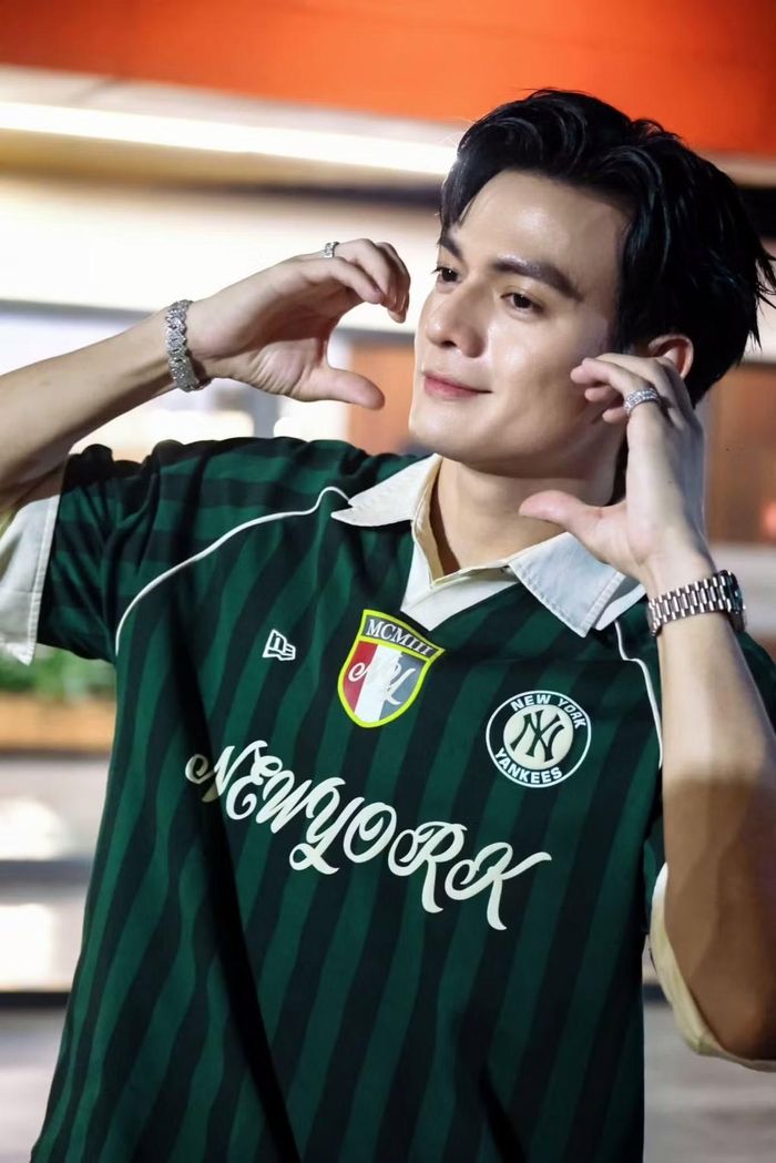 Nam diễn viên từng xuất hiện tại một sự kiện với chiếc chiếc đồng hồ bạc đồng hồ bạc đến từ thương hiệu Rolex có giá tham khảo trên thị trường hơn 2 tỷ đồng.