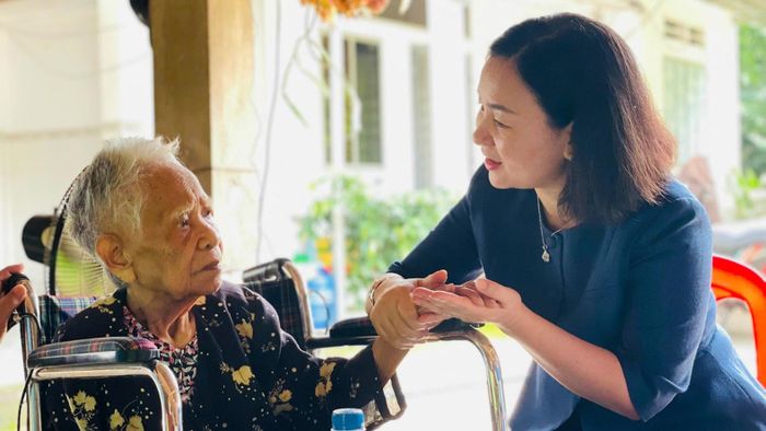 Đồng chí Trương Thị Bích Hạnh thăm Bà mẹ Việt Nam Anh hùng Dương Thị Đành. Ảnh: TRỌNG TRÍ