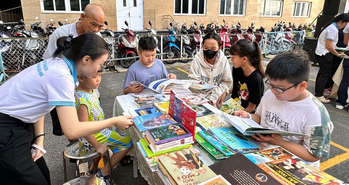 Hội sách Thiếu nhi TPHCM năm 2026 đến với bệnh nhi tại Bệnh viện Nhi đồng 1 (ẢNH: HỒ SƠN)