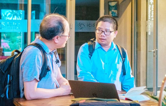 Thầy trò GS Đàm Thanh Sơn (trái) và TS Nguyễn Xuân Dũng trao đổi tại Trung tâm ICISE, thung lũng Quy Hòa, Gia Lai (ẢNH: XUÂN HUYÊN)
