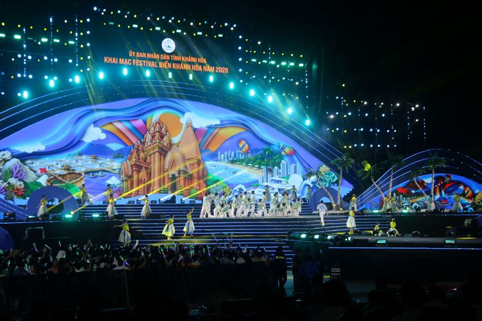 Lễ khai mạc Festival Biển Khánh Hòa năm 2026 vào tối 17-7 để lại nhiều cảm xúc cho người dân và du khách