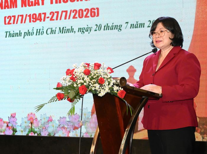  Đồng chí Văn Thị Bạch Tuyết phát biểu tại buổi gặp mặt 