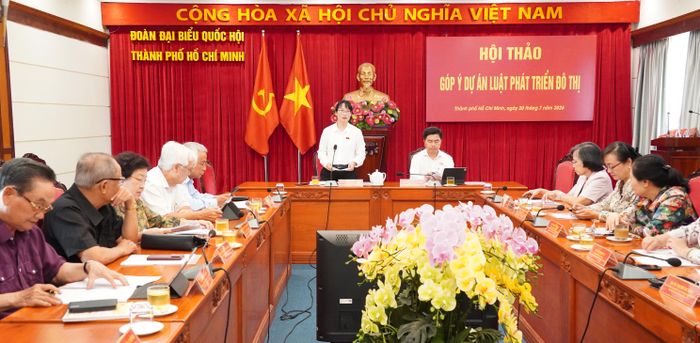 Phó Trưởng đoàn chuyên trách Đoàn ĐBQH TPHCM Trần Thị Diệu Thúy phát biểu tại hội thảo. Ảnh: PHƯƠNG UYÊN