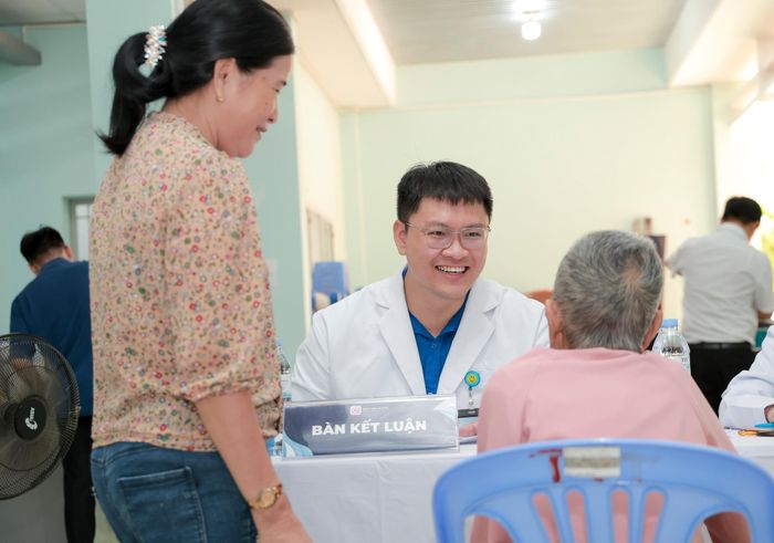 Bác sĩ Bệnh viện An Bình thăm khám cho người dân (Ảnh: BVCC)