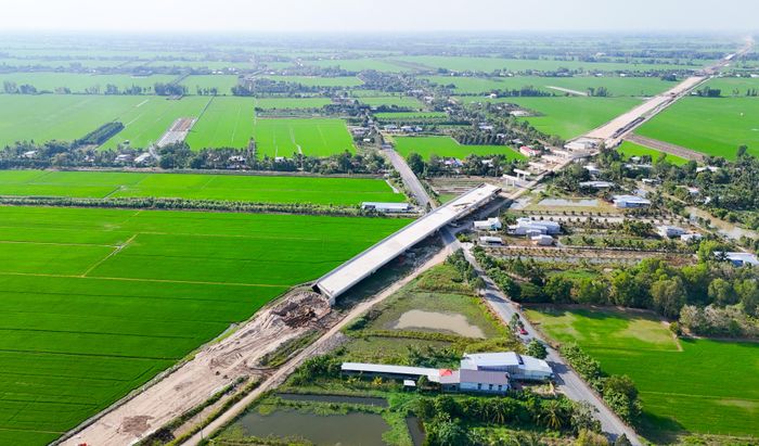 Cao tốc trục ngang Châu Đốc - Cần Thơ - Sóc Trăng đi qua địa bàn TP Cần Thơ gặp khó do thiếu nguồn cát san lấp