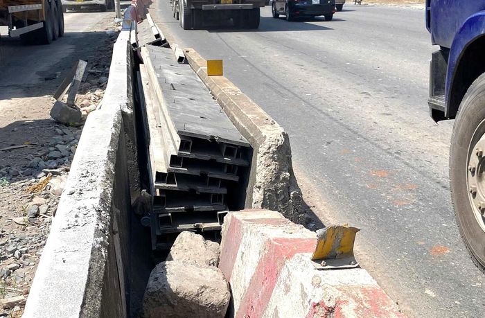 Vật liệu thi công tập kết ngay giữa đường