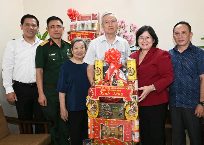 Đoàn đến thăm ông Nguyễn Phú Thọ, thương binh hạng 2/4, người hoạt động kháng chiến bị nhiễm chất độc hóa học, hiện cư trú tại phường Vườn Lài. Ảnh: VIỆT DŨNG