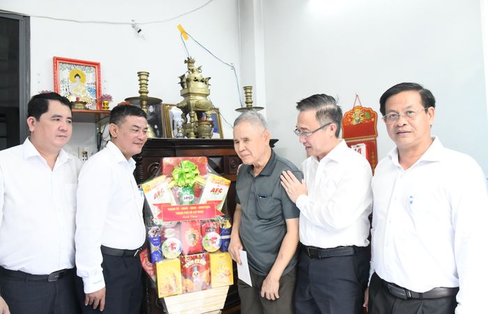 Đồng chí Đặng Minh Thông, Phó Bí thư Thành ủy TPHCM và lãnh đạo địa phương tri ân ông Trần Duy Nguyên