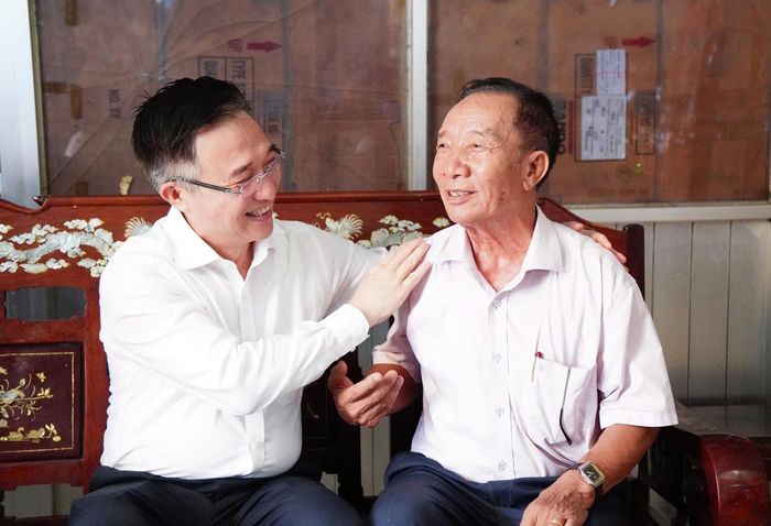 Đồng chí Đặng Minh Thông, Phó Bí thư Thành ủy TPHCM, thăm hỏi, trò chuyện cùng ông Lê Văn Diên