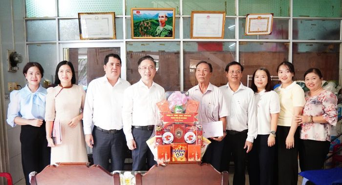 Đoàn lãnh đạo TPHCM trao quà tri ân ông Lê Văn Diên