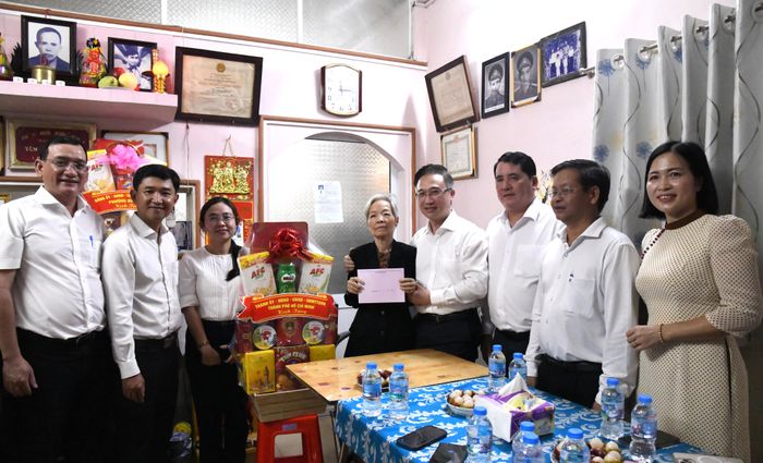 Đồng chí Đặng Minh Thông, Phó Bí thư Thành ủy TPHCM và lãnh đạo địa phương tri ân gia đình bà Lê Thị Hồng